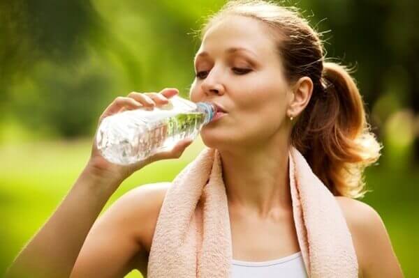 uống nhiều nước giúp cải thiện nhu động ruột