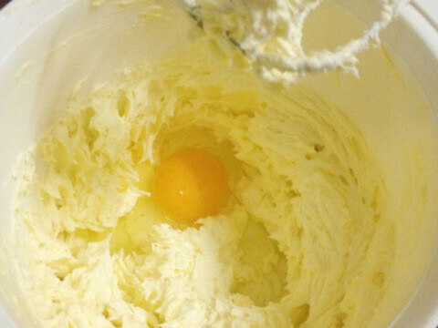 trứng gà là nguyên liệu không thể thiếu khi làm làm bánh quy nho khô