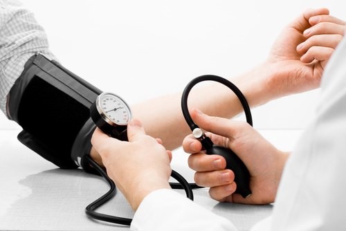 tùy từng độ tuổi khác nhau mà mức độ huyết áp bình thường áp dụng là khác nhau, tuổi càng lớn thì tiêu chuẩn huyết áp an toàn càng lớn
