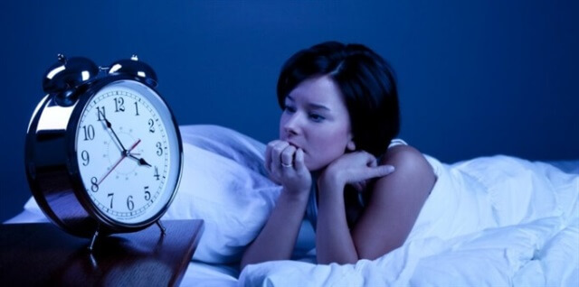 Thức dậy rất sớm cũng là triệu chứng của chứng mất ngủ