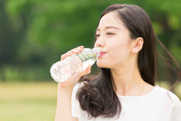 uống đủ nước giúp đại tiện dễ dàng hơn