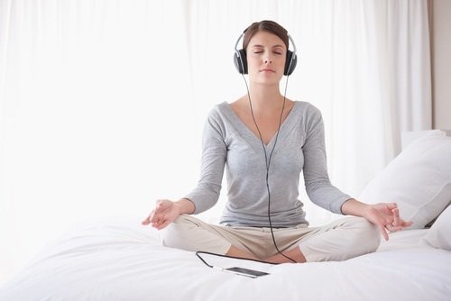 thư giãn với nhạc nhẹ và yoga sẽ giúp bạn có giấc ngủ ngon không bị mất ngủ 